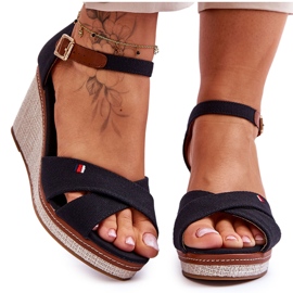 Ženske sandale na tanku crnu Veenus crna