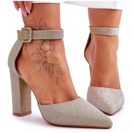 Sjajne cipele na visoku petu, zlatne, istinska ljubav zlatni