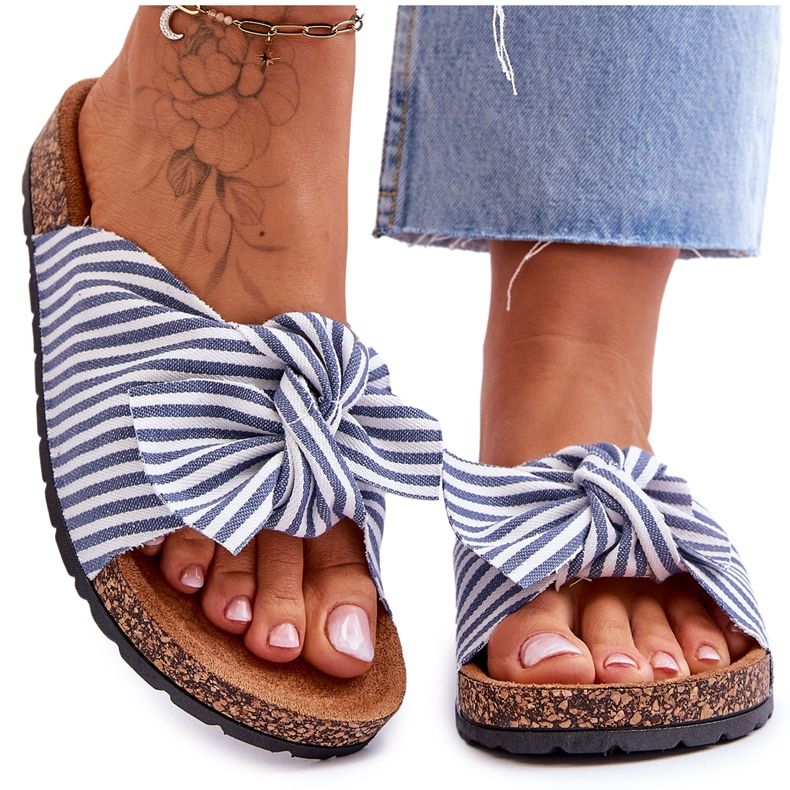 FJ1 Japanke na plutenoj platformi s bijelim i plavim prugama Svečane bijela