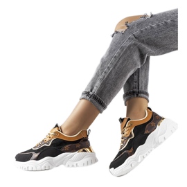 Crne tenisice na nepravilnom potplatu marke Alta crna