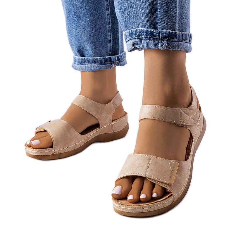 Bež sandale na niske klinove iz Vallisa