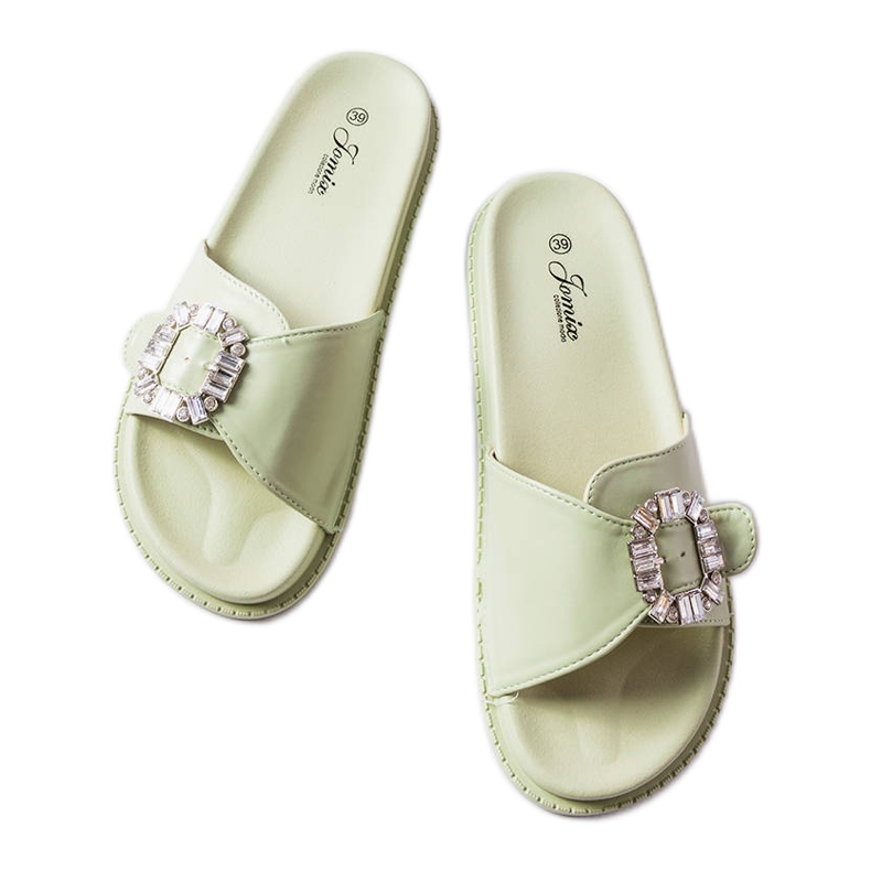 Zeleni dijapozitivi ukrašeni Griegsvei cirkonima zelena