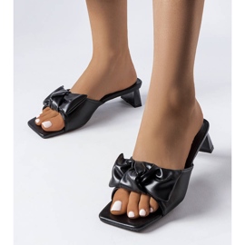 Crne sandale na petu s hrastovom mašnom crna