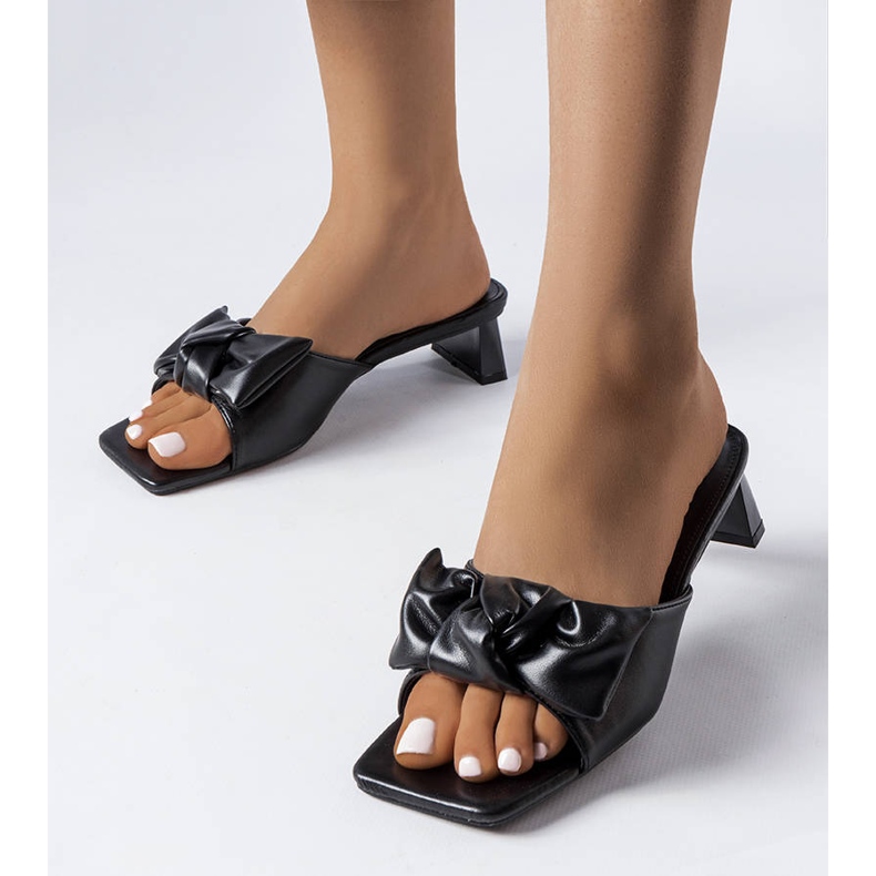 Crne sandale na petu s hrastovom mašnom crno