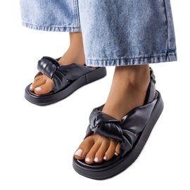 Crne sandale na klin od Clarice crno