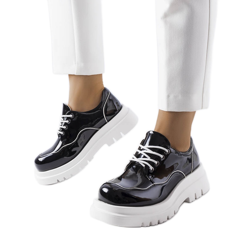 Crne brogove na masivnom Cheshire potplatu crno