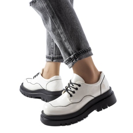 Bijeli brogovi na masivnom Cheshire potplatu bijela