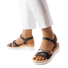 Crne sandale na klin od Ridenour crna