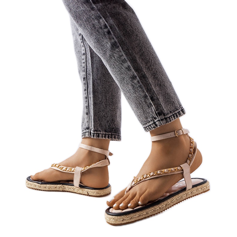 Bež sandale ukrašene lancem iz Varieura