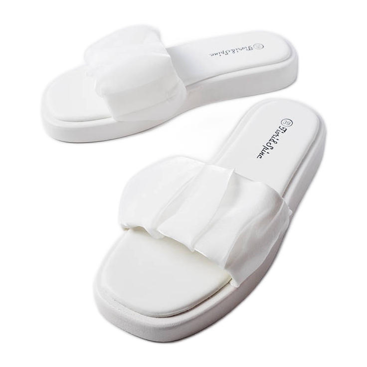 Bijele natikače ukrašene Boulevard volanima bijela