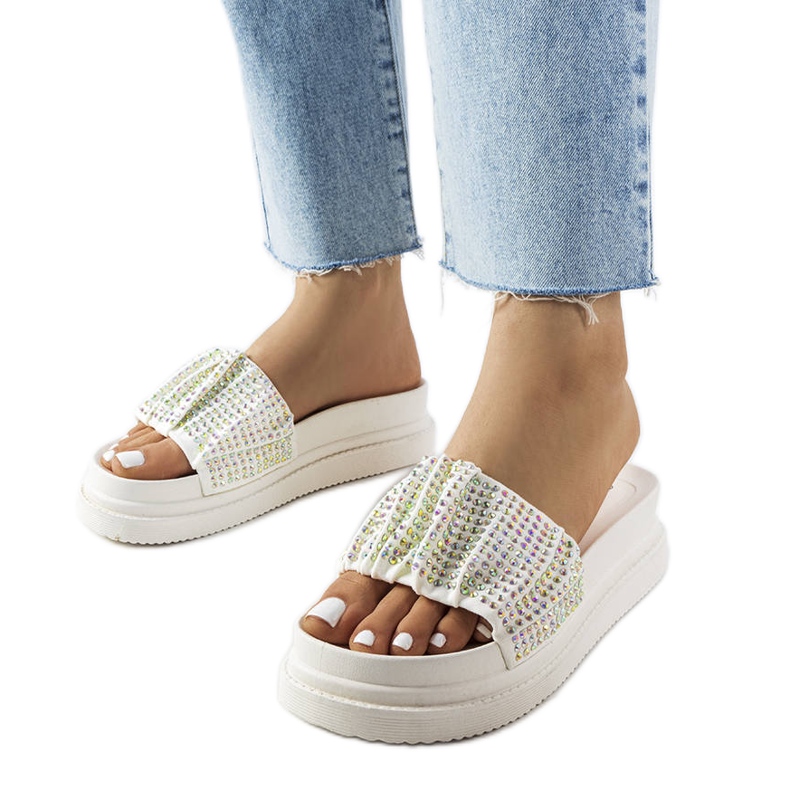 Bijele sandale na platformu s kubičnim cirkonima iz Franeta bijela