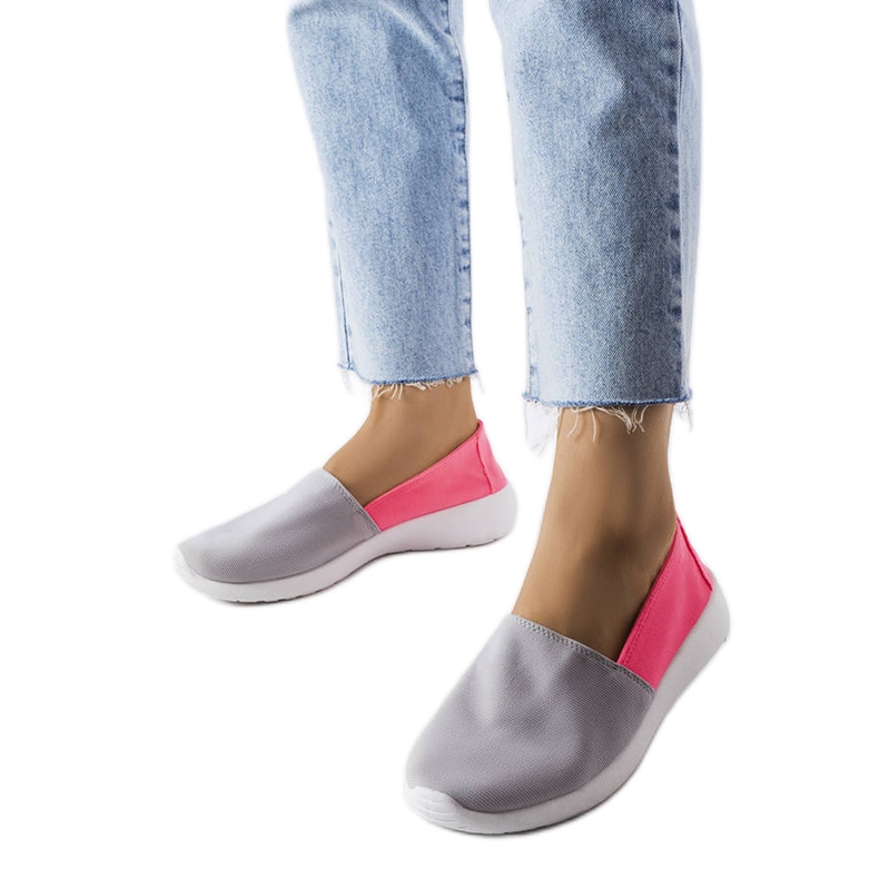 Inna Pink i sive slip-on tenisice iz Windinga siva