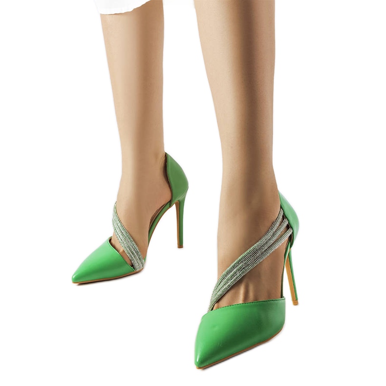 Zelene štikle ukrašene Abbotsford kamenčićima zelena