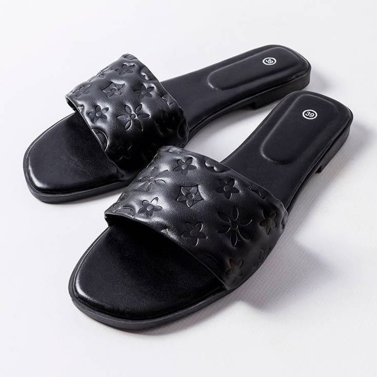 Crne ravne sandale marke Amalie crno