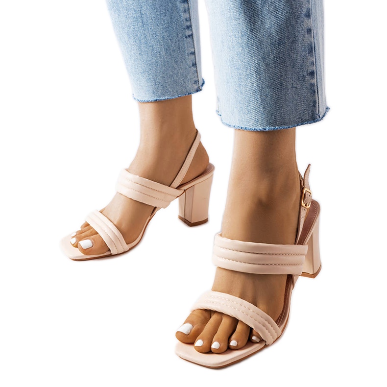 Bež sandale na Moli stup