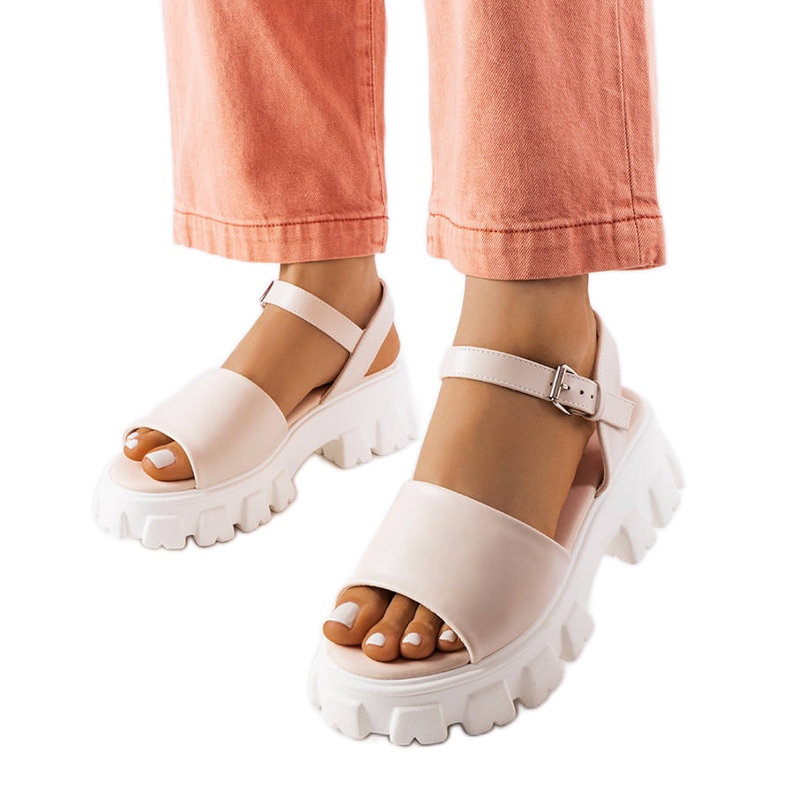 Bež sandale na masivnom potplatu Vinceza