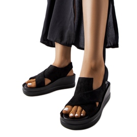 Crne sandale na klin od Adeline crno