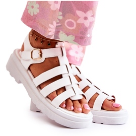 Moderne sandale s bijelim malien remenima