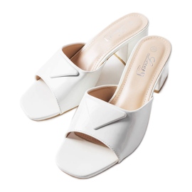 Bijeli lakirani zalisci na stupu Branch bijela