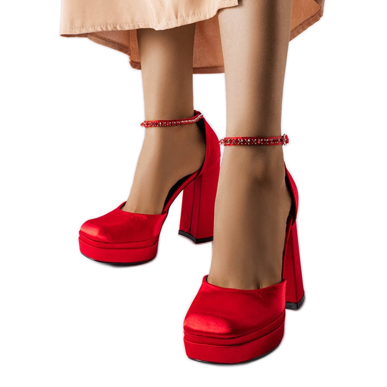 Crvene cipele s visokom petom iz Elide crvena