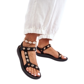 Ženske sportske sandale ukrašene zlatnim školjkama crne boje crno