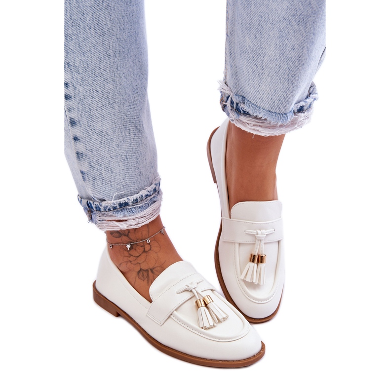 Klasične kožne mokasine s resama, bijele majice na rukavima bijela