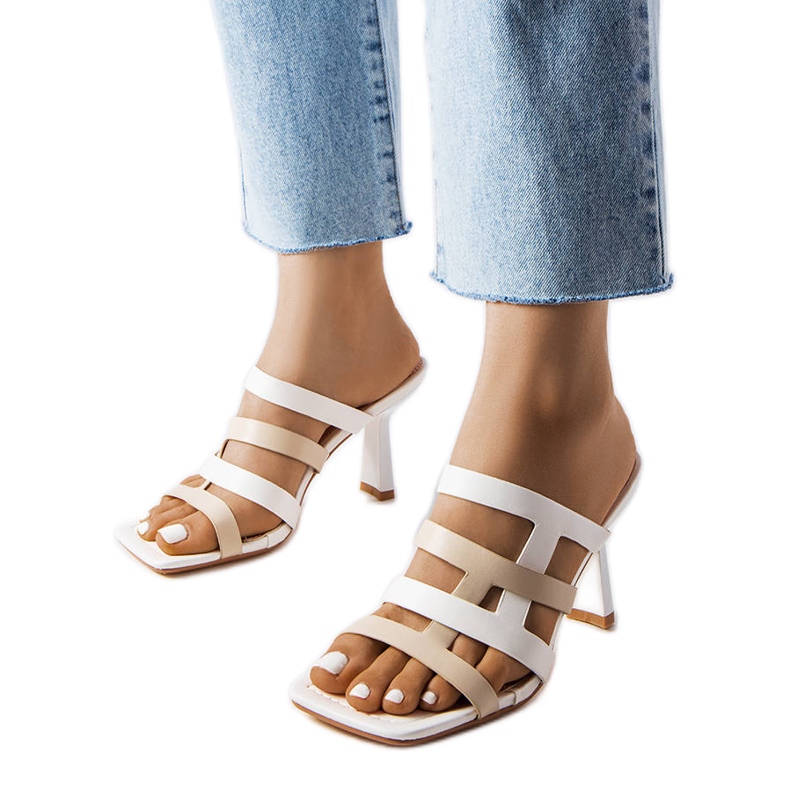 Bijele japanke na iglu bijela