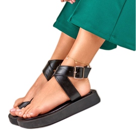 Crne ženske sandale pričvršćene na Lisin gležanj crna