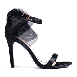 Crna sandala s mašnom od tila na Shelovet stiletto peti