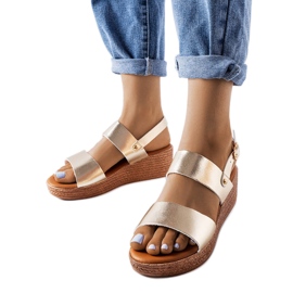 Zlatne sandale na klin od Pogibonsi zlatna