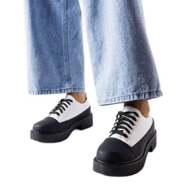 Bijele ravne cipele iz Merica bijela