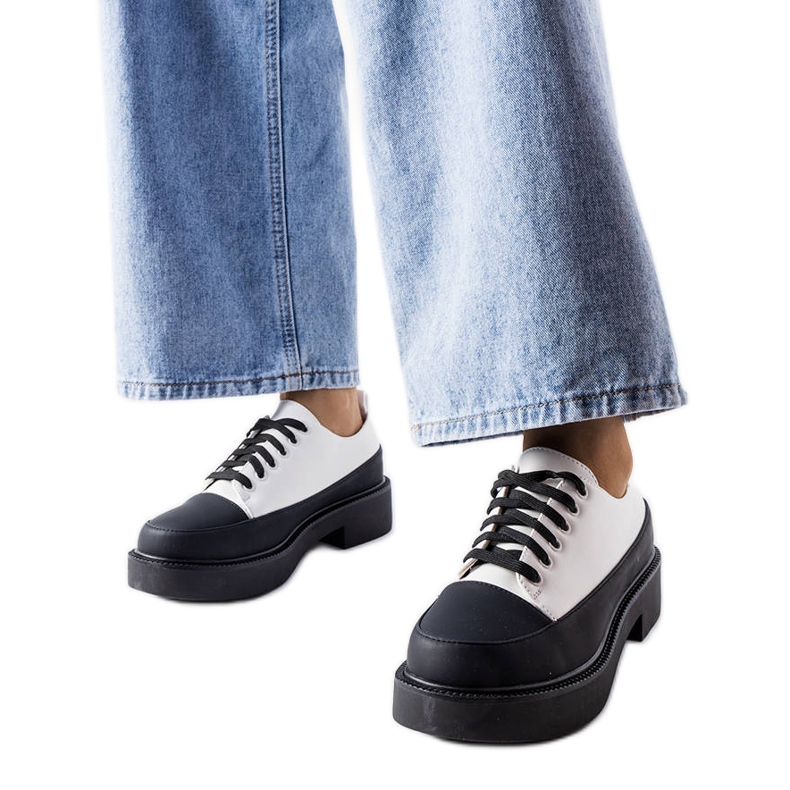 Bijele ravne cipele iz Merica bijela