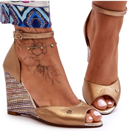 Kožne sandale na wedges Laura Messi 2603/784 zlatne zlatni