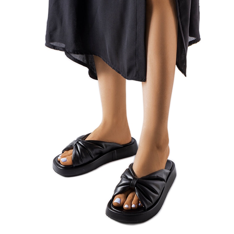 Crne niske sandale na klin marke Hog crno