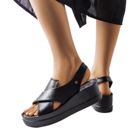 Crne niske sandale na klin od Adeline crna