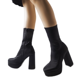 Crne satenske čizme na masivnom stupu iz Glusa crno