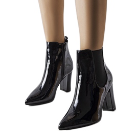 Crne lakirane čizme na Dolla postu crna