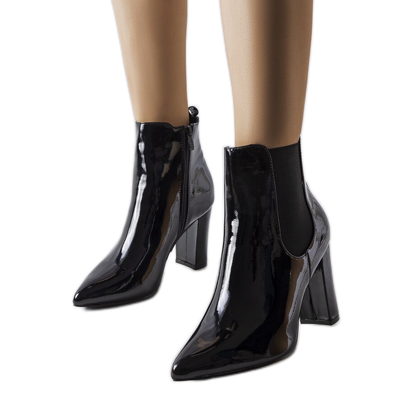 Crne lakirane čizme na Dolla postu crno