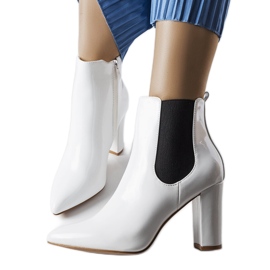 Dolla bijele lakirane čizme na stup bijela