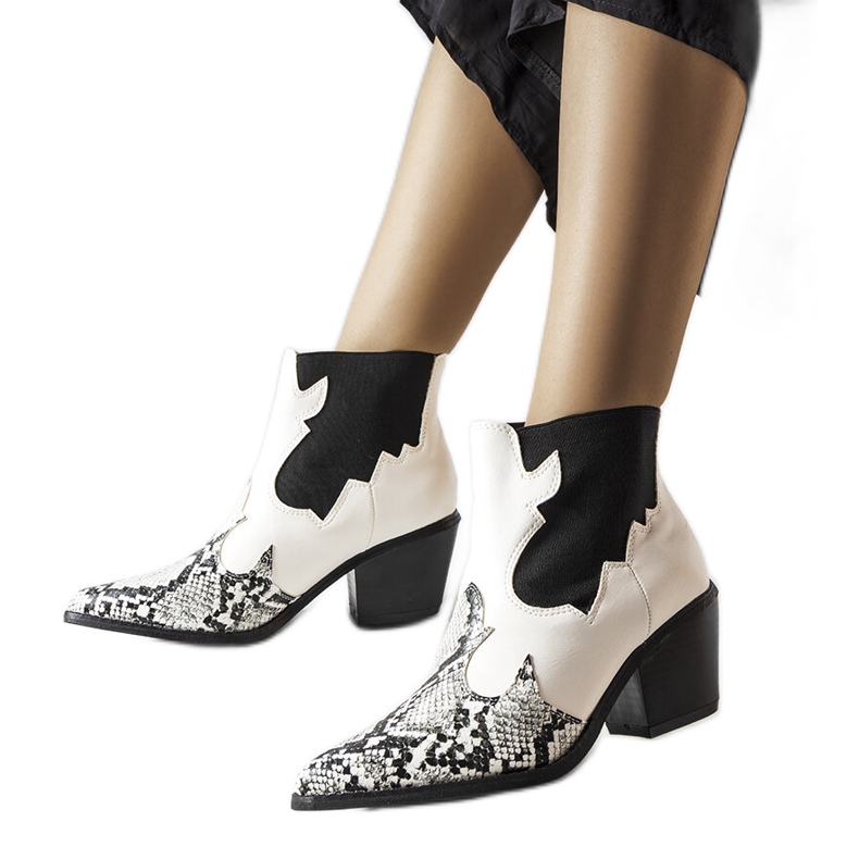 Bijele izolirane kaubojske čizme s motivom zmije iz Gouleta bijela