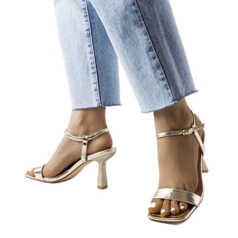 Zlatne sandale na visoku petu marke Amalia zlatna