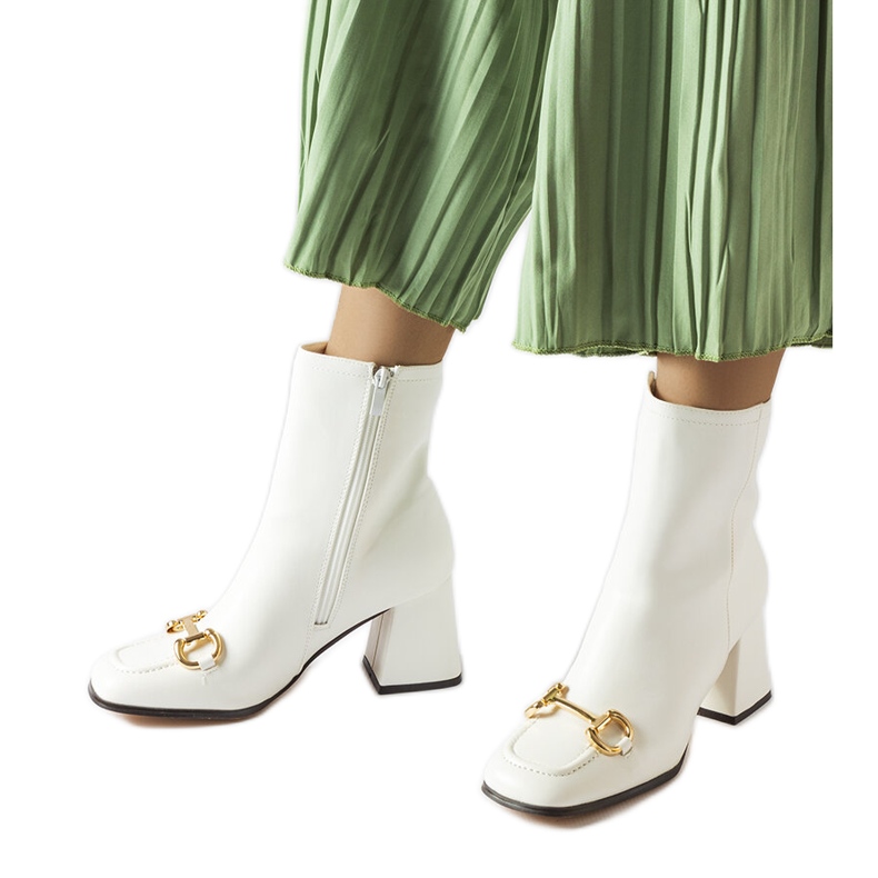 Bijele gležnjače iz Castione bijela