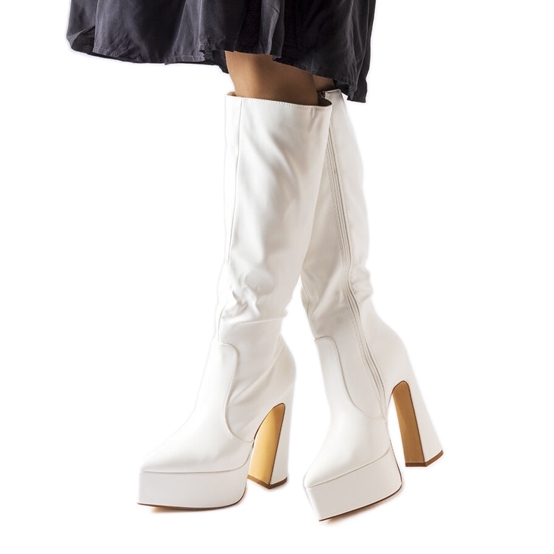 Bijele čizme na masivnom stupu iz Sovizza bijela