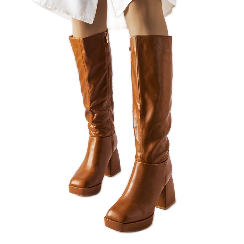 Smeđe čizme s masivnim stupom iz Villanove smeđa