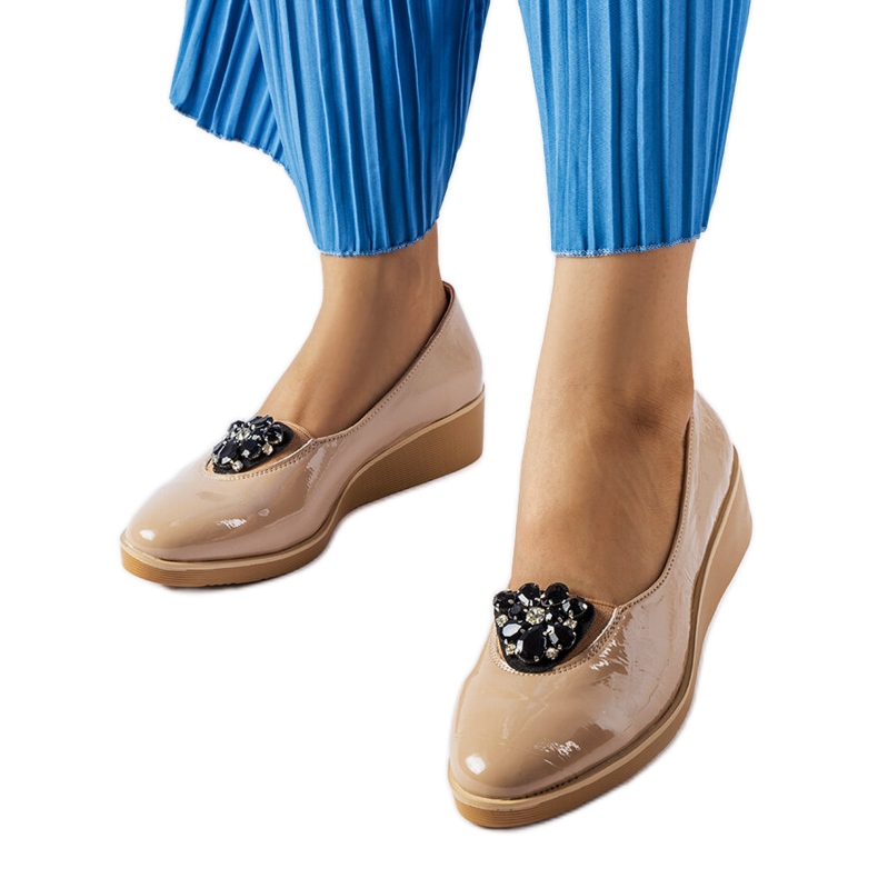 Bež lakirane balerinke s Mellori ukrasom