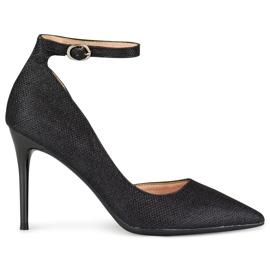 Sjajne crne igle pričvršćene na gležanj crna