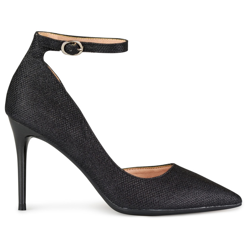 Sjajne crne igle pričvršćene na gležanj crno