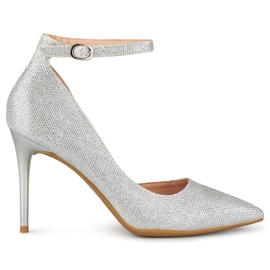 Sjajne srebrne igle pričvršćene na gležnju srebro