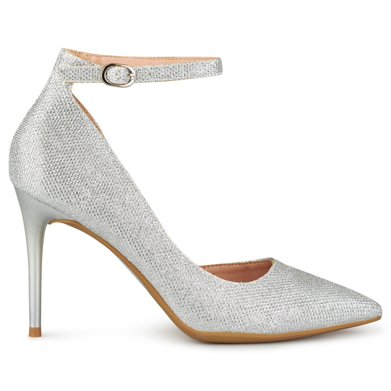 Sjajne srebrne igle pričvršćene na gležnju srebro