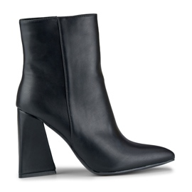 Crne čizme na stupu u obliku trokuta crna